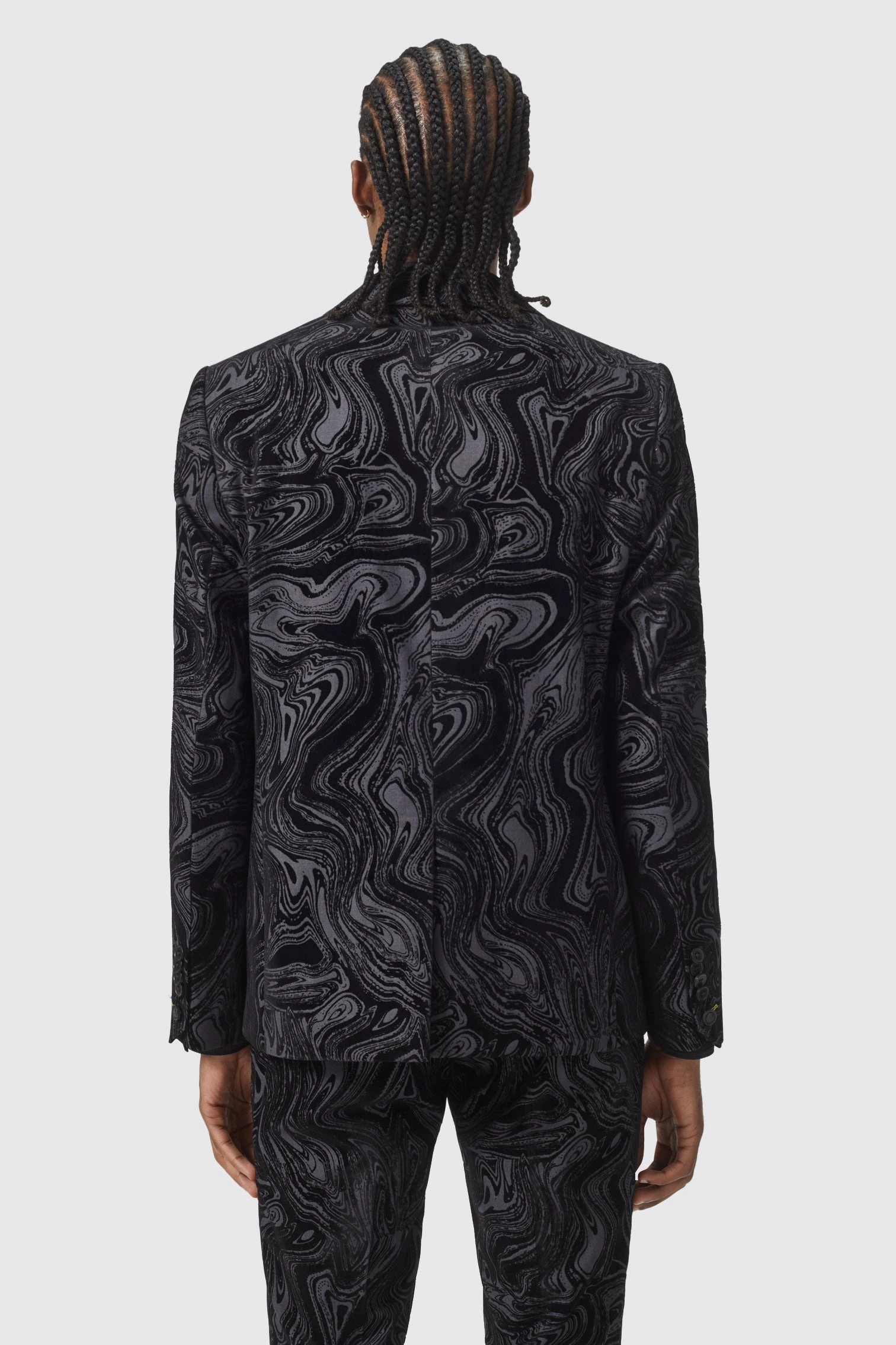 Angelou Slim Fit Musta Puku Tyylikkäälle Miehelle Ajattomassa Mustassa Sävellyksessä Elegantti ja Upea Yhdistelmä.